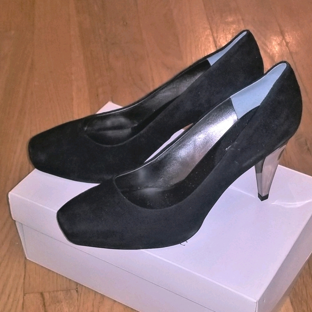 Banana Republic black suede pump with gold heel